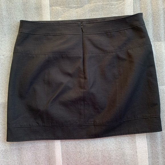 Pre-owned size 8 TIBI black with white and blue abstract aplique mini skirt. - Picture 2 of 4